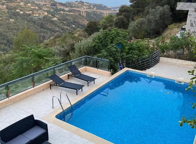 Spacieuse Villa Nicoise Au Calme Avec Piscine