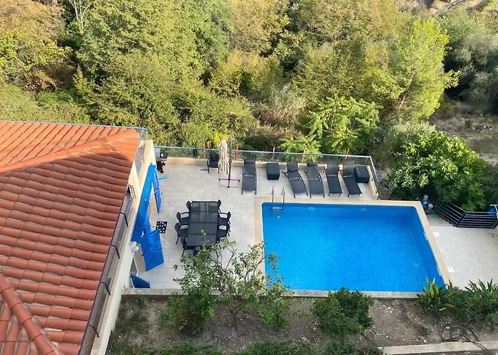 Spacieuse Villa Nicoise Au Calme Avec Piscine